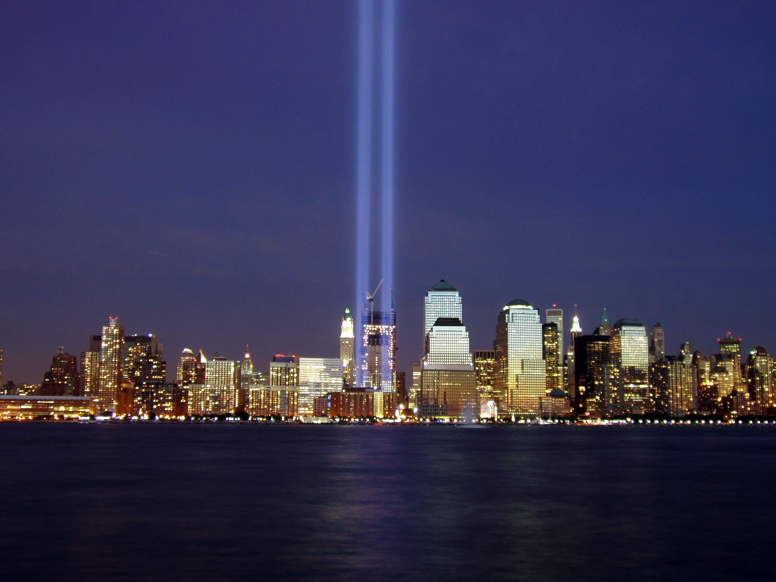 Two beams of light represent the former Twin Towers of the World Trade Center during the 2004 memorial of the September 11, 2001 attacks. Photo by Derek Jensen (Tysto), 2004-September-11